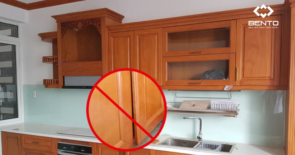 So sánh tủ bếp nhựa và gỗ công nghiệp về độ bền, chi phí và khả năng chống ẩm thực tế.