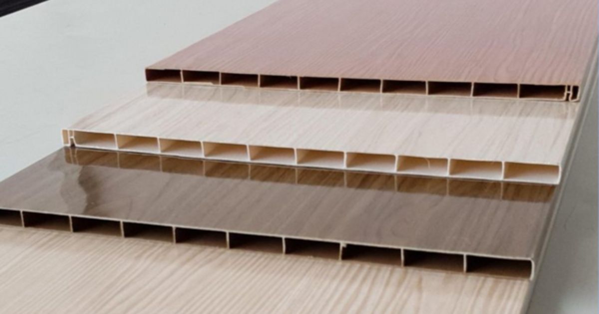 So sánh chi tiết độ bền, mức giá, khả năng chống ẩm của tấm nhựa nội thất và nhựa Đài Loan giá rẻ