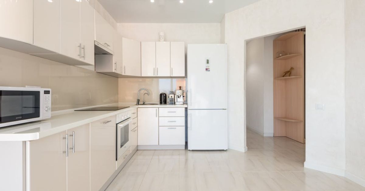 Tổng hợp 10+ mẫu tủ bếp nhựa hiện đại 2026, thiết kế mới, dễ ứng dụng cho nhiều không gian bếp