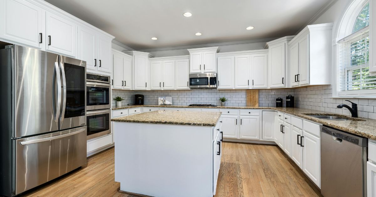 Tổng hợp 10+ mẫu tủ bếp nhựa hiện đại 2026, thiết kế mới, dễ ứng dụng cho nhiều không gian bếp