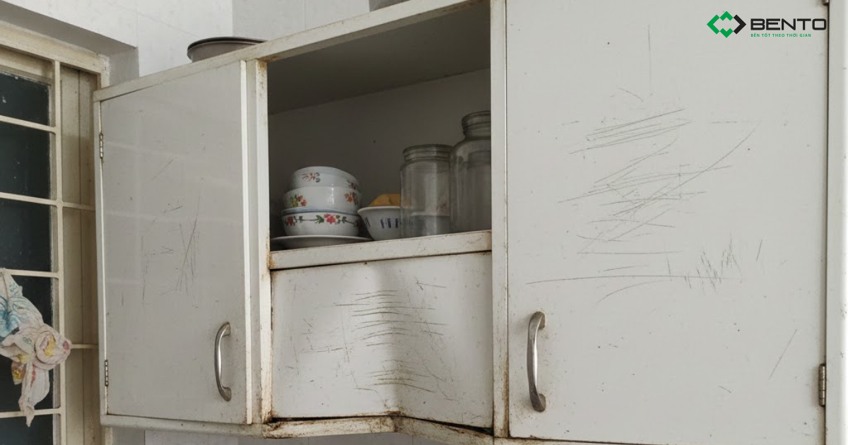 Tủ bếp nhựa bị xệ cánh