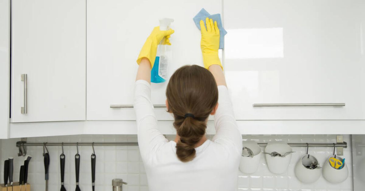 5+ mẹo vệ sinh tủ bếp nhựa đơn giản, hiệu quả tại nhà, dễ áp dụng hằng ngày