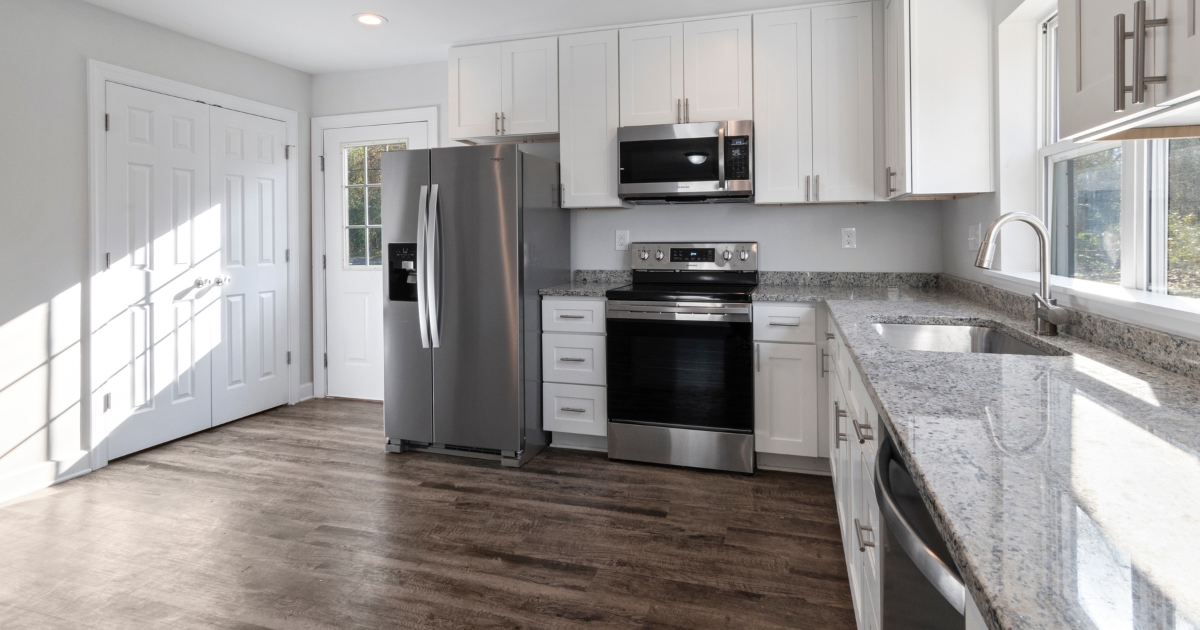 Nhà càng ở càng bí và nóng không chỉ do thời tiết. Vật liệu nội thất cũng ảnh hưởng lớn đến cảm giác không gian sống.