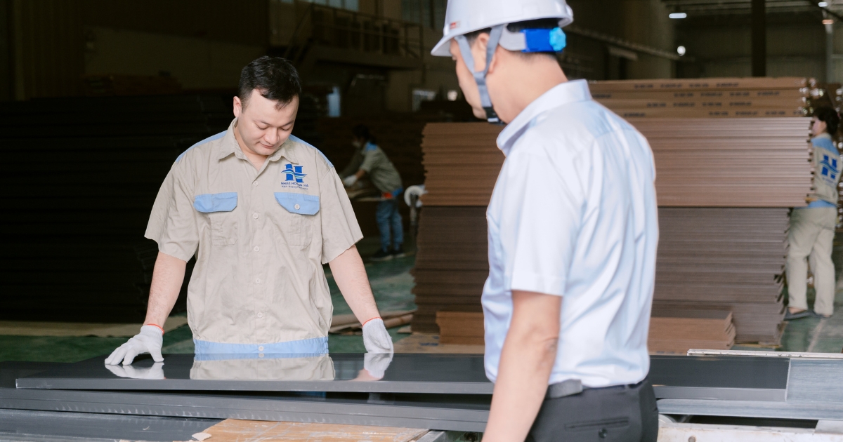 Khám phá các mẹo giúp giảm hao hụt vật liệu, tối ưu chi phí và nâng cao hiệu quả khi gia công tấm nhựa VF trong sản xuất nội thất.